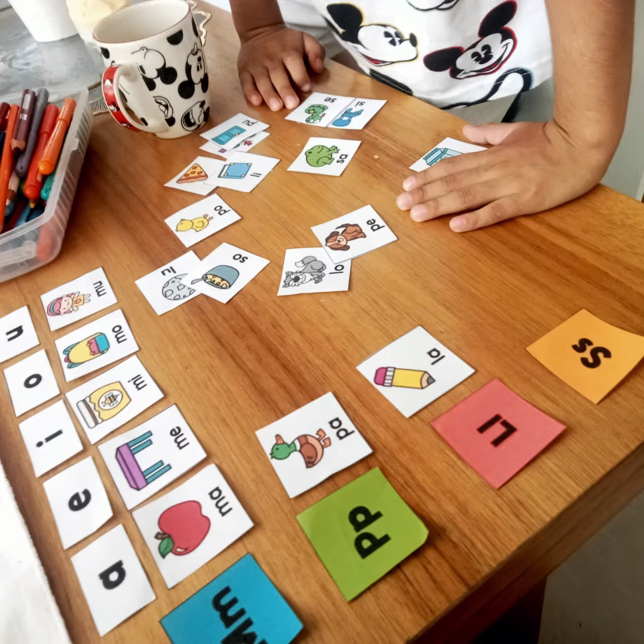 Estudiante practicando la clasificación de sílabas en una actividad lúdica.