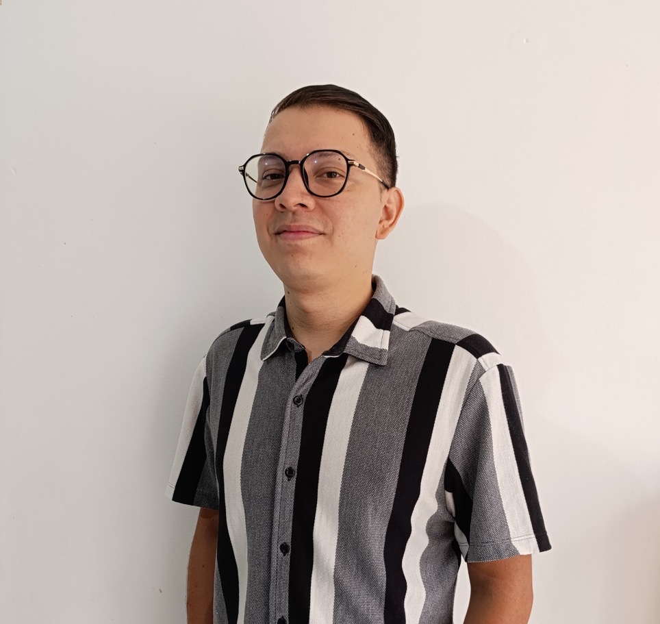 Retrato de Edison Ascencio, docente de inglés y matemáticas.